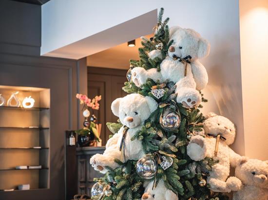 Un albero di Natale decorato con degli orsacchiotti di peluche