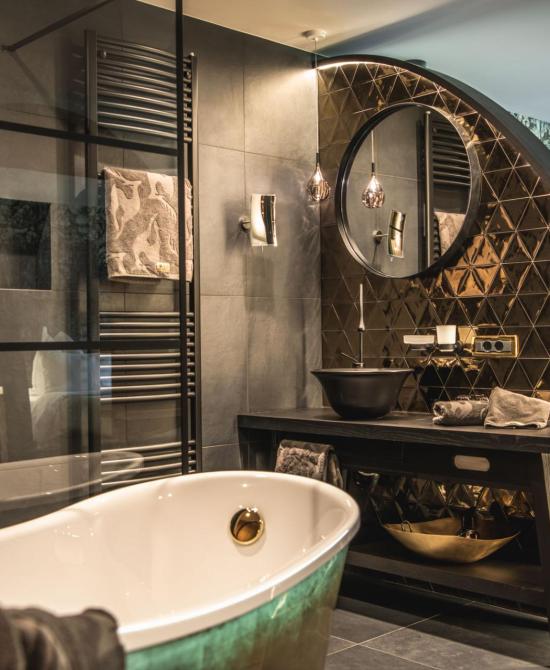 Das open-space Badezimmer der Suite Arte mit freistehender Badewanne