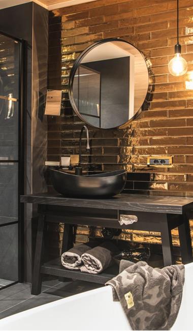Das Badezimmer des Sky Lofts mit Waschtisch, Dusche und Badewanne