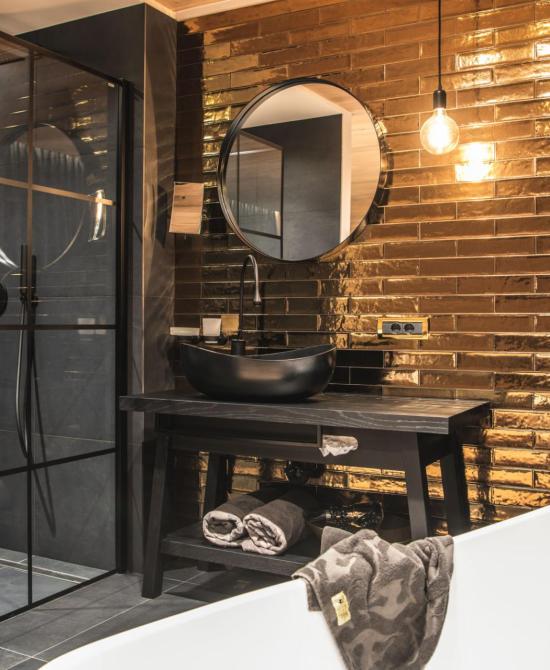 Das Badezimmer des Sky Lofts mit Waschtisch, Dusche und Badewanne
