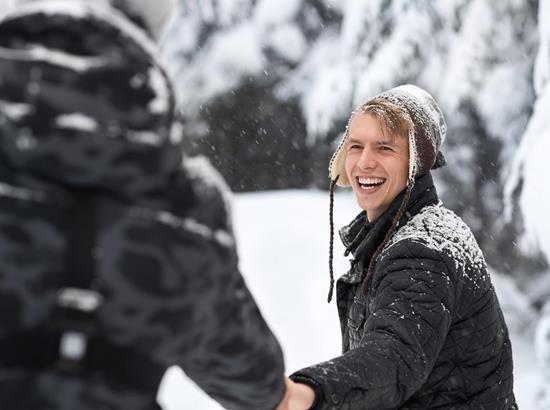 Ein Paar hat Spaß im Schnee