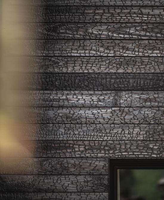 La veste della Maison in legno carbonizzato