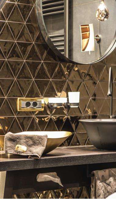The washbasin in the open-space bathroom of the Suite Arte
