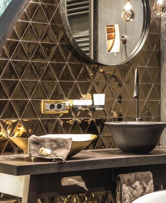 The washbasin in the open-space bathroom of the Suite Arte