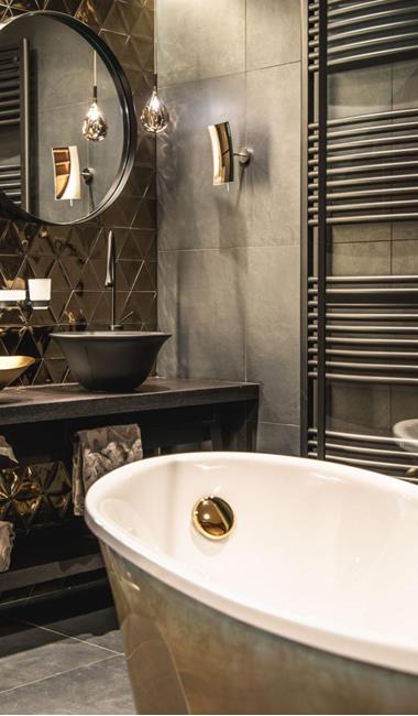 The open-space bathroom with freestanding bathtub of the Suite Arte
