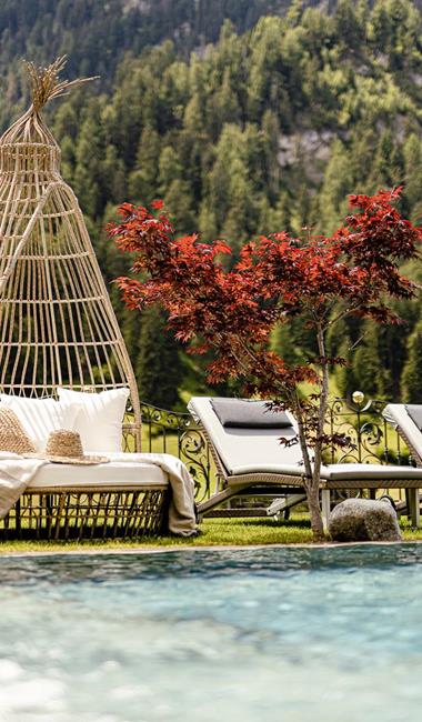 Lettini a bordo delle piscina all'aperto