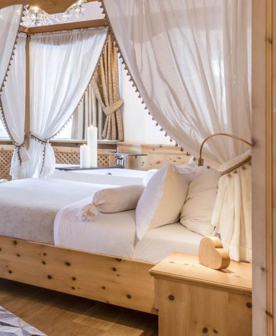Das Himmelbett der Suite Romantik
