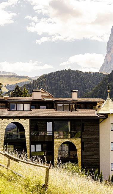 Side view of Hotel Alpin Garden with mountain views.
