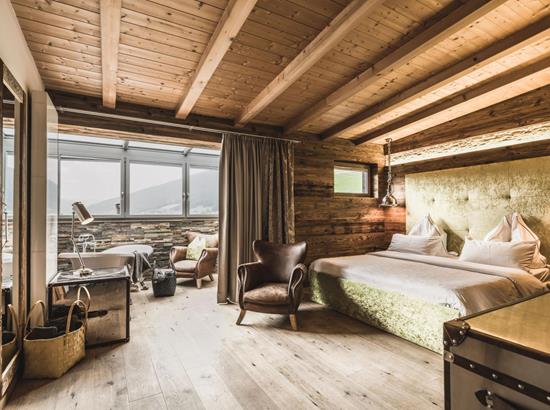 Chalet Design Alpin with free-standing bathtub