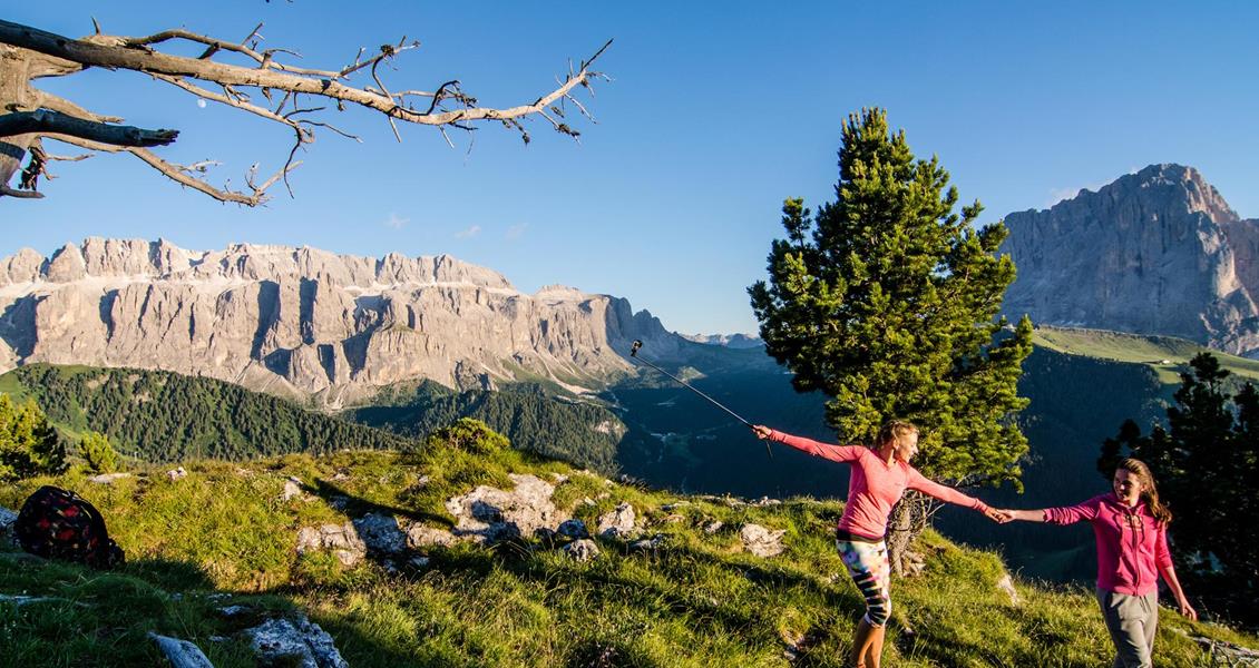 Ein Paar beim Wandern