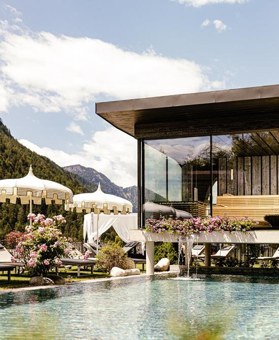 Sauna esterna con vista panoramica nell' albergo d'oro