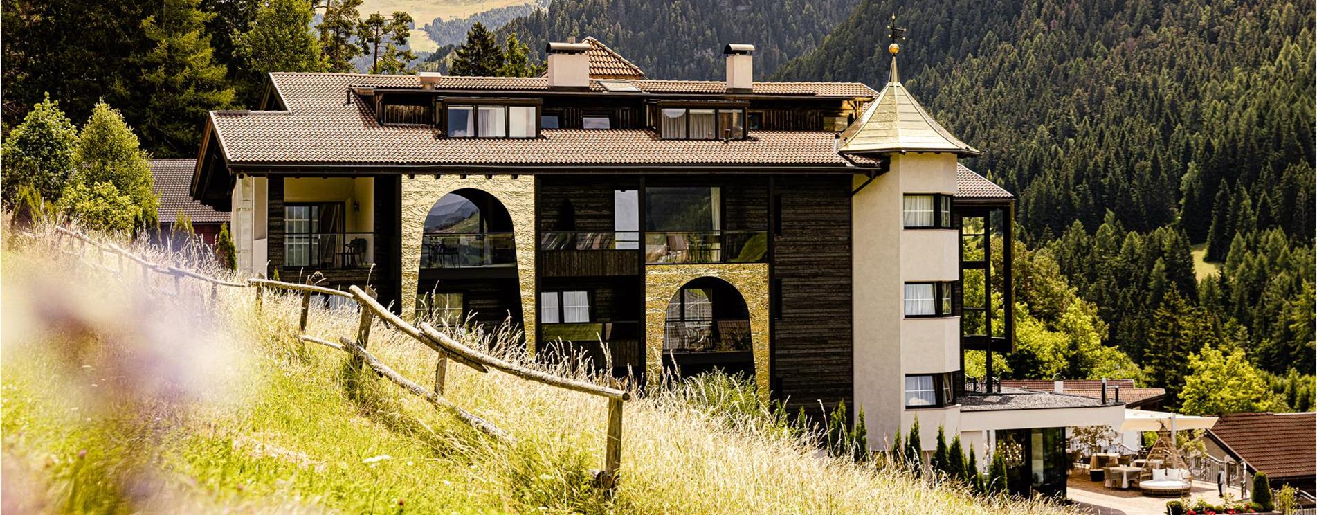 L'esterno dell'albergo con vista sul Sassolungo