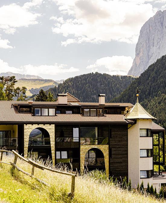 Aussenansicht des Hotels mit Blick auf dem Langkofel