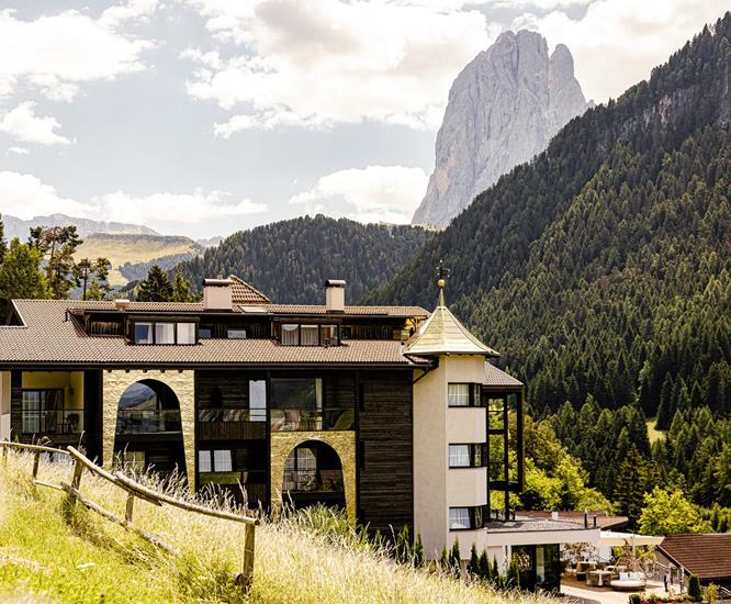 Aussenansicht des Hotels mit Blick auf dem Langkofel