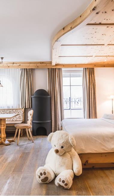 Juniorsuite Alpin mit Doppelbett, Kachelofen und Balkon