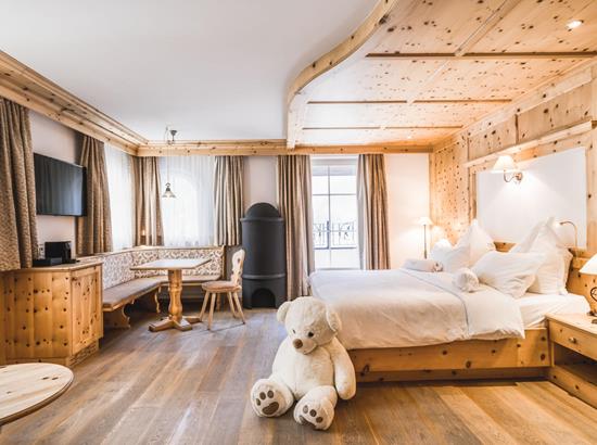 Juniorsuite Alpin con letto matrimoniale, stufa in maiolica e balcone