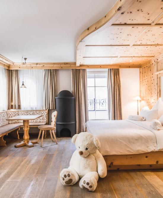 Juniorsuite Alpin mit Doppelbett, Kachelofen und Balkon