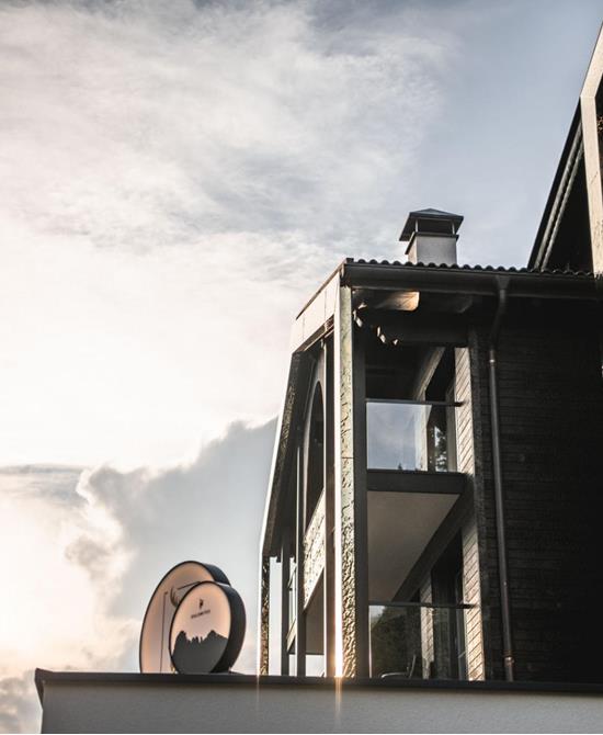 Schwarz verkohltes Hotel mit Goldenen Rahmen in Südtirol